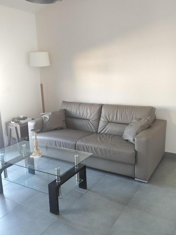 un salon avec un canapé et une table dans l'établissement suite unique, à Cannes