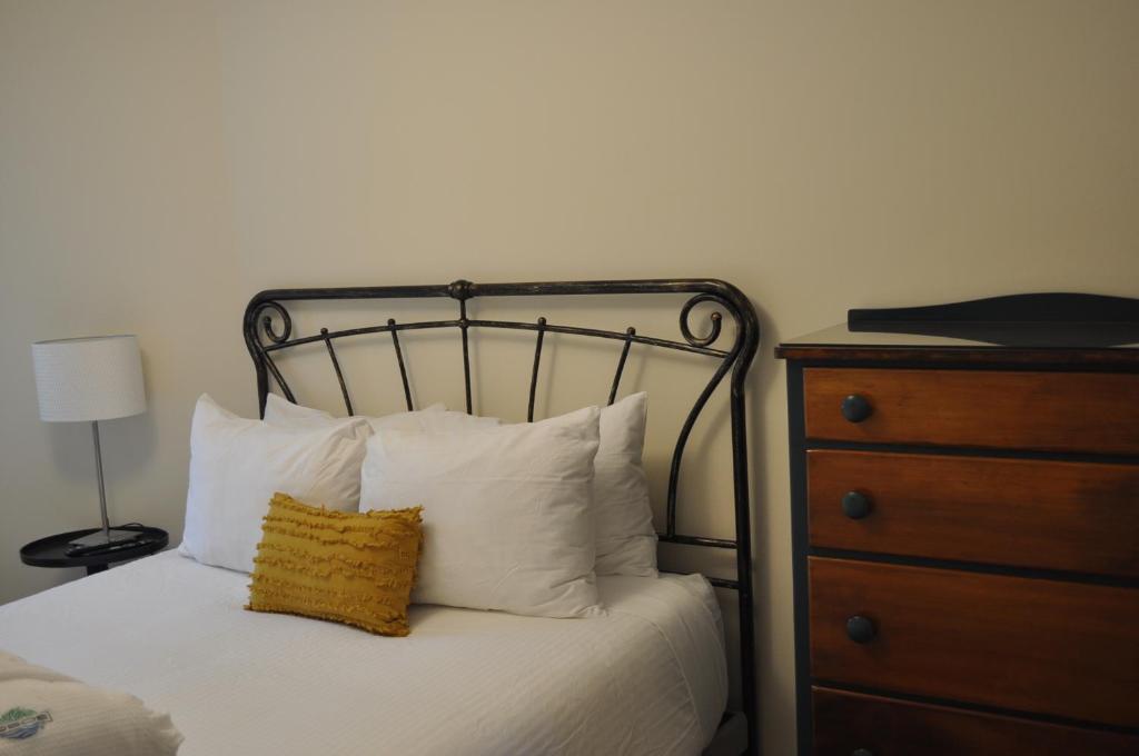 Postel nebo postele na pokoji v ubytování Qualicum Beach Ocean Suites