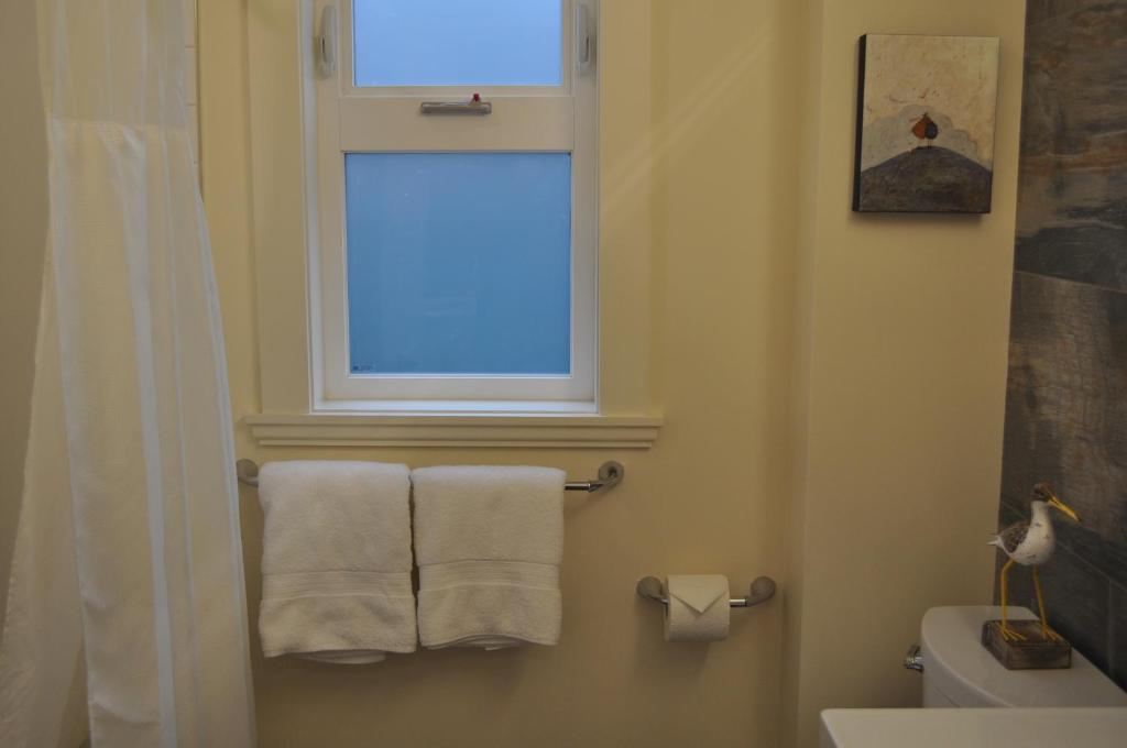 Koupelna v ubytování Qualicum Beach Ocean Suites