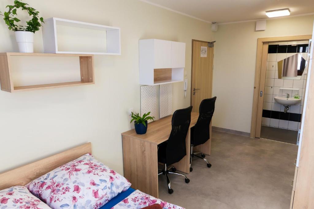 Postel nebo postele na pokoji v ubytování Dom Studencki Arka