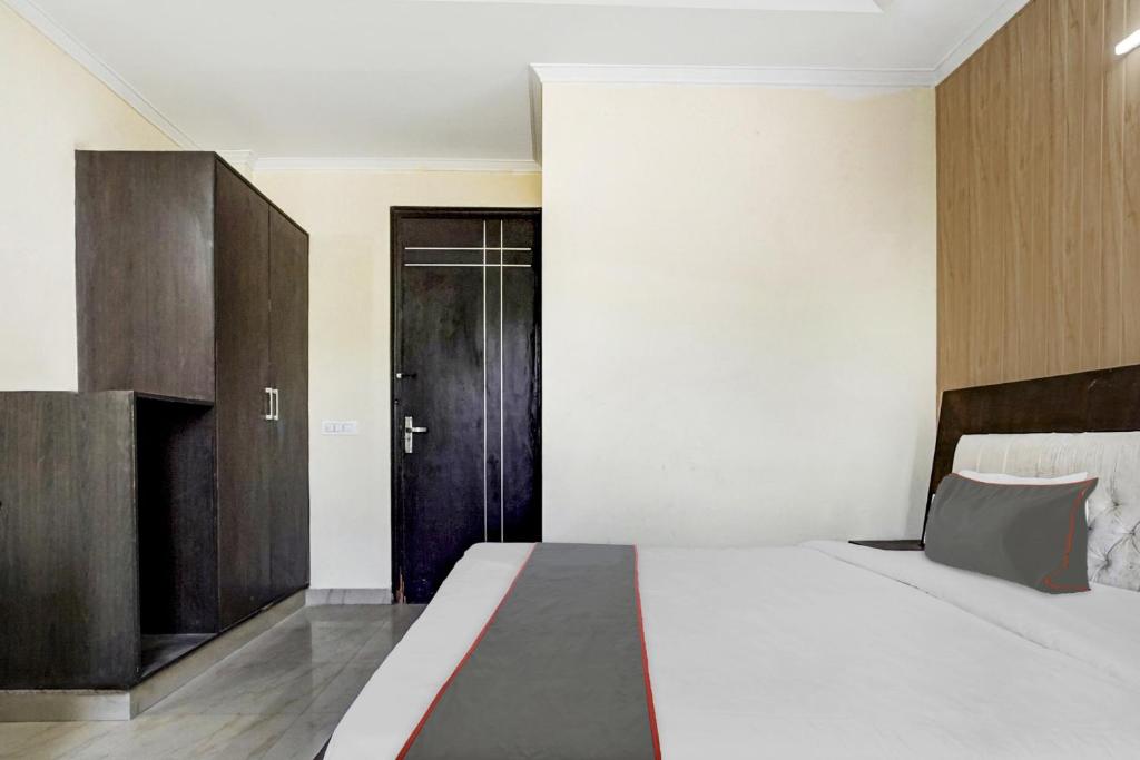 Postel nebo postele na pokoji v ubytování Hotel O Gurgaon 26
