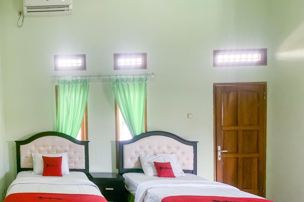 RedDoorz Resort Syariah at Hotel ANB Pameungpeuk Garut - Deluxe Twin Room