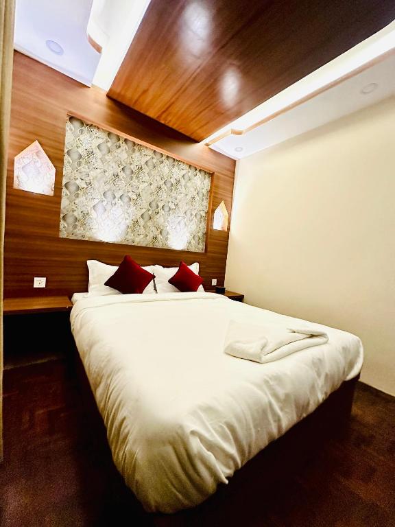 Postel nebo postele na pokoji v ubytování Lazimpat Boutique Hotel