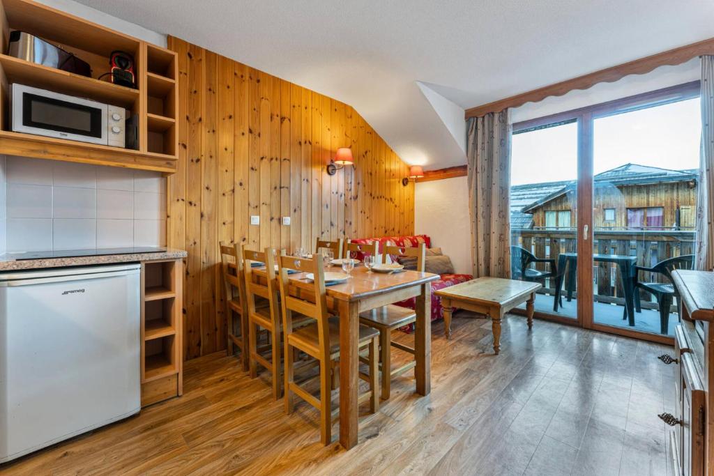 une cuisine et une salle à manger avec une table et des chaises dans l'établissement Résidence Les Hauts De Preclaux - Appartement au coeur des Hauts de Préclaux MAE-3471, aux Orres