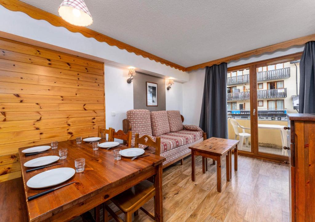 un salon avec une table et un canapé dans l'établissement Résidence Les Hauts De Preclaux - Appartement de montagne tout proche des commerces MAE-3481, aux Orres