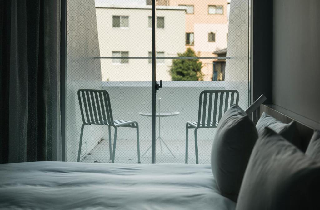 เตียงในห้องที่ SHIROIYA HOTEL