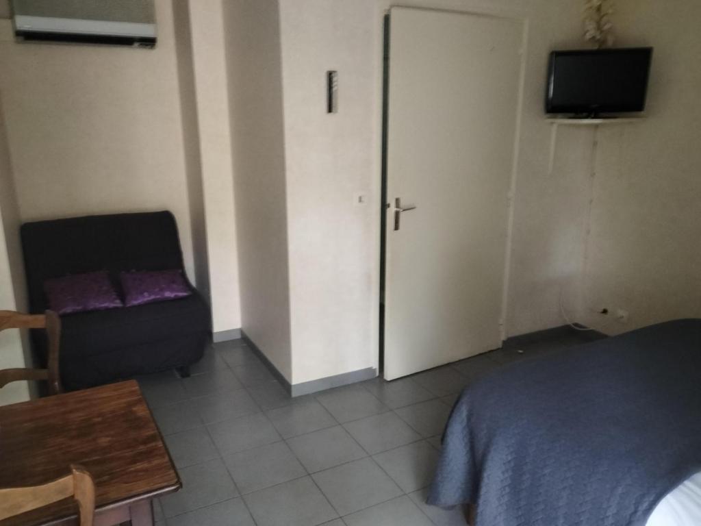 Relais de Frejeroques - King Room With Roll-In Shower - Disability Access