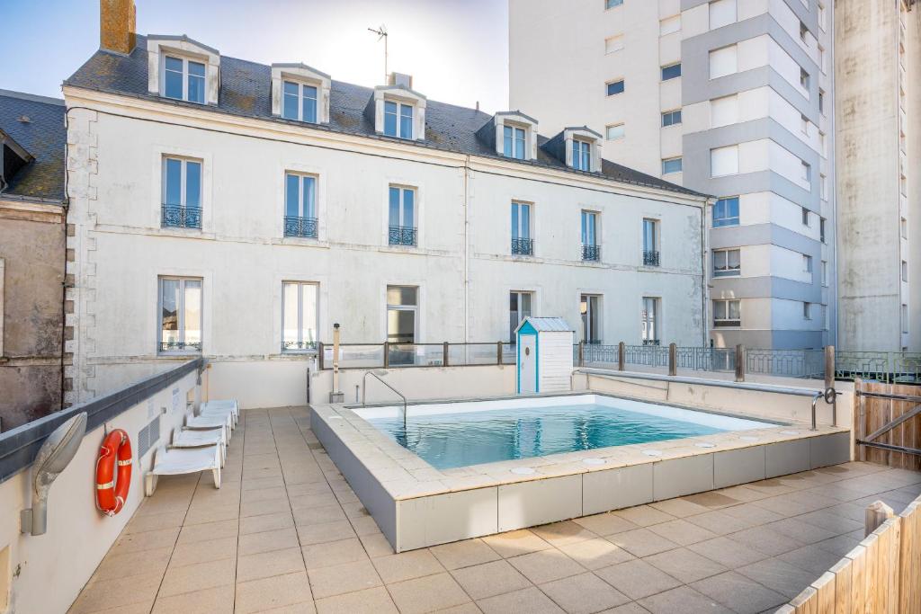 une piscine sur le toit d'un immeuble dans l'établissement Le Tanchet, appartement 4 personnes, à Les Sables-dʼOlonne
