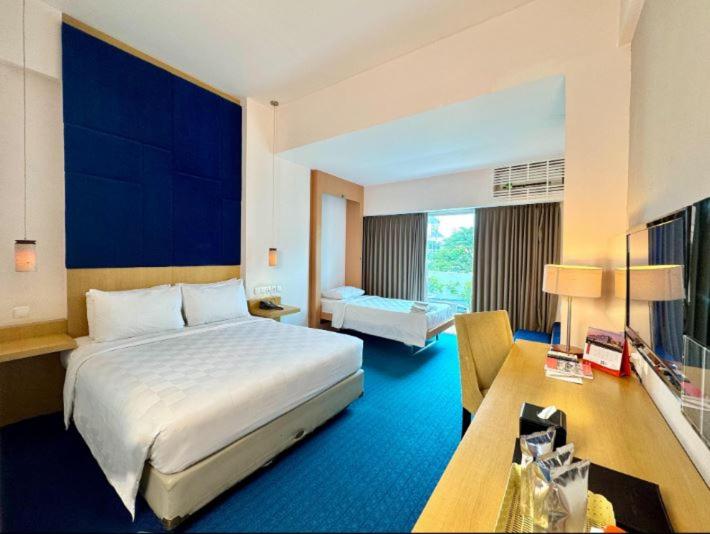 Postel nebo postele na pokoji v ubytování Swiss-Belinn Malang