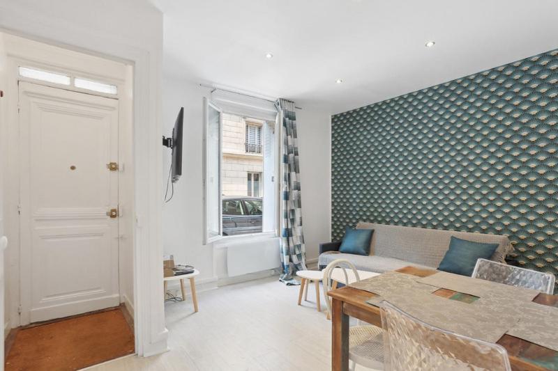 un salon avec un canapé et une table dans l'établissement 533 Suite Longs Pres - Superb Apartment, à Boulogne-Billancourt
