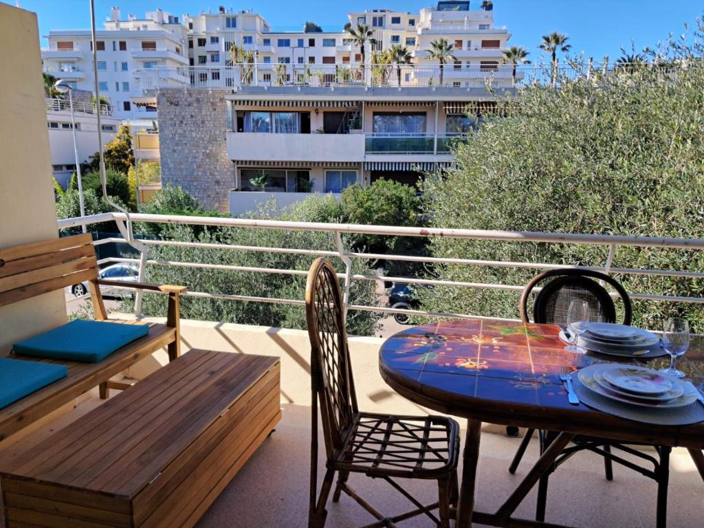 un patio avec une table et des chaises sur un balcon dans l'établissement LES MOUETTES A, à Cannes