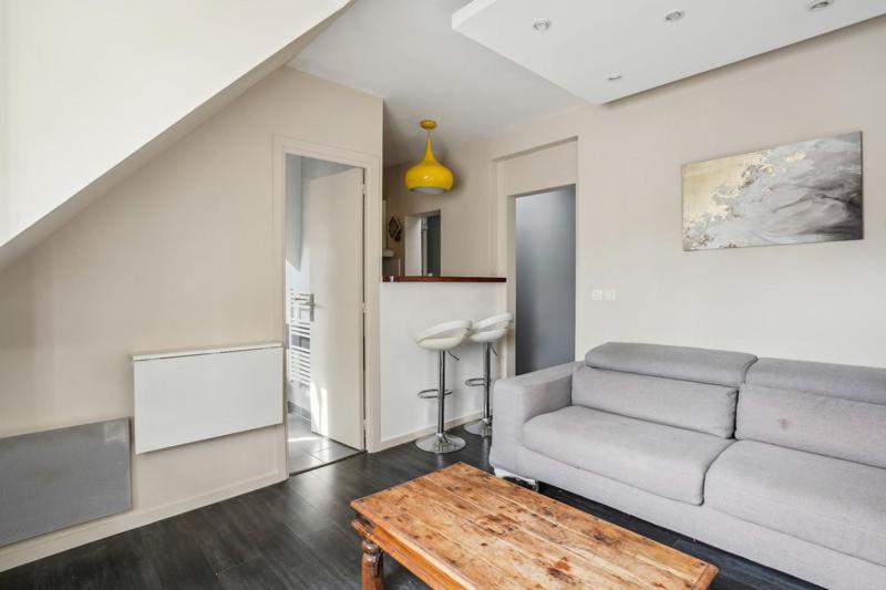 un salon avec un canapé et une table dans l'établissement 543 Cardinet Suite - Cozy flat in Grenelle, à Paris