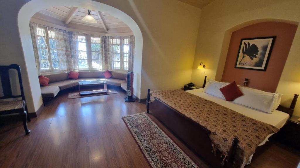 Postel nebo postele na pokoji v ubytování Hotel Padmini NIvas