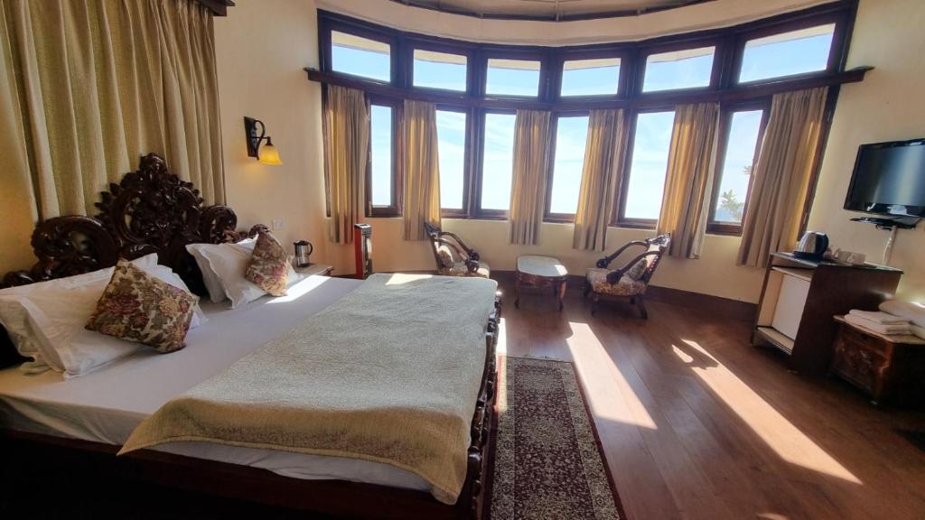 Postel nebo postele na pokoji v ubytování Hotel Padmini NIvas