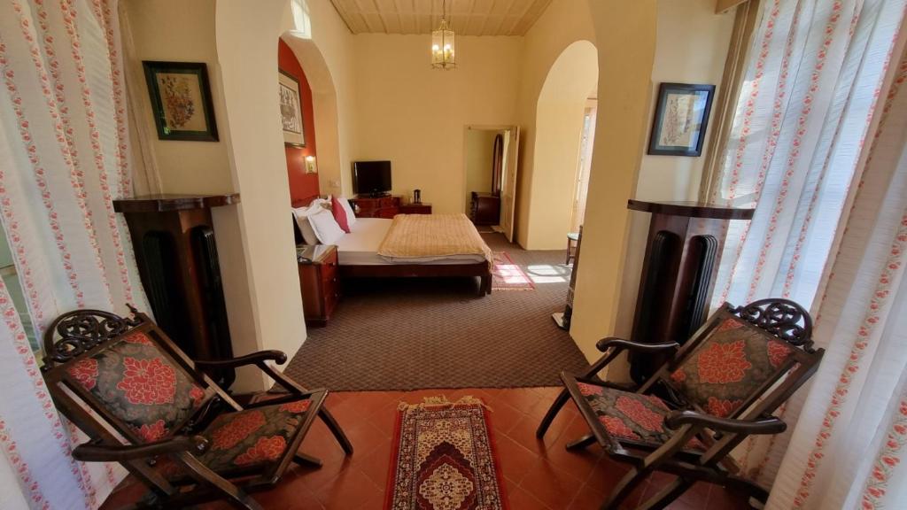Postel nebo postele na pokoji v ubytování Hotel Padmini NIvas
