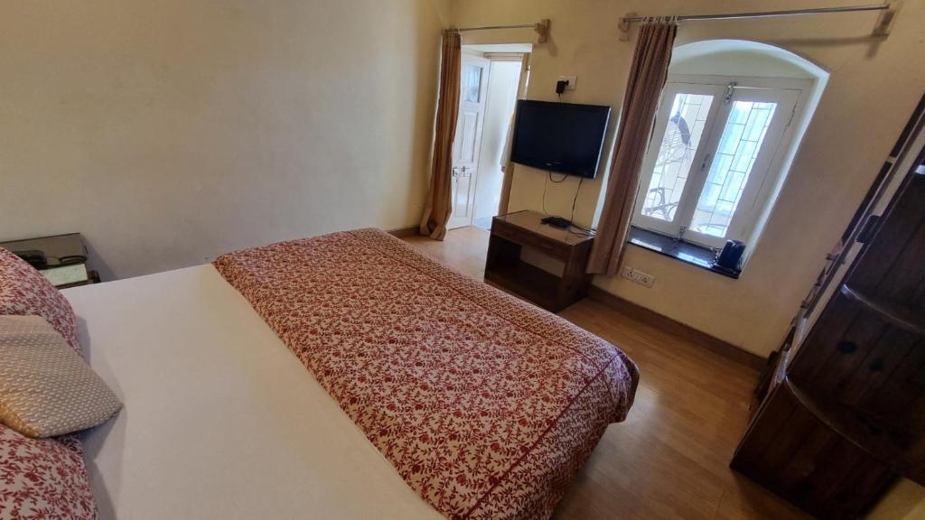 Postel nebo postele na pokoji v ubytování Hotel Padmini NIvas
