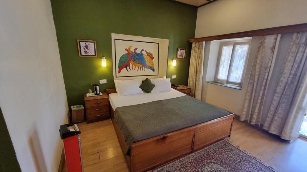 Postel nebo postele na pokoji v ubytování Hotel Padmini NIvas