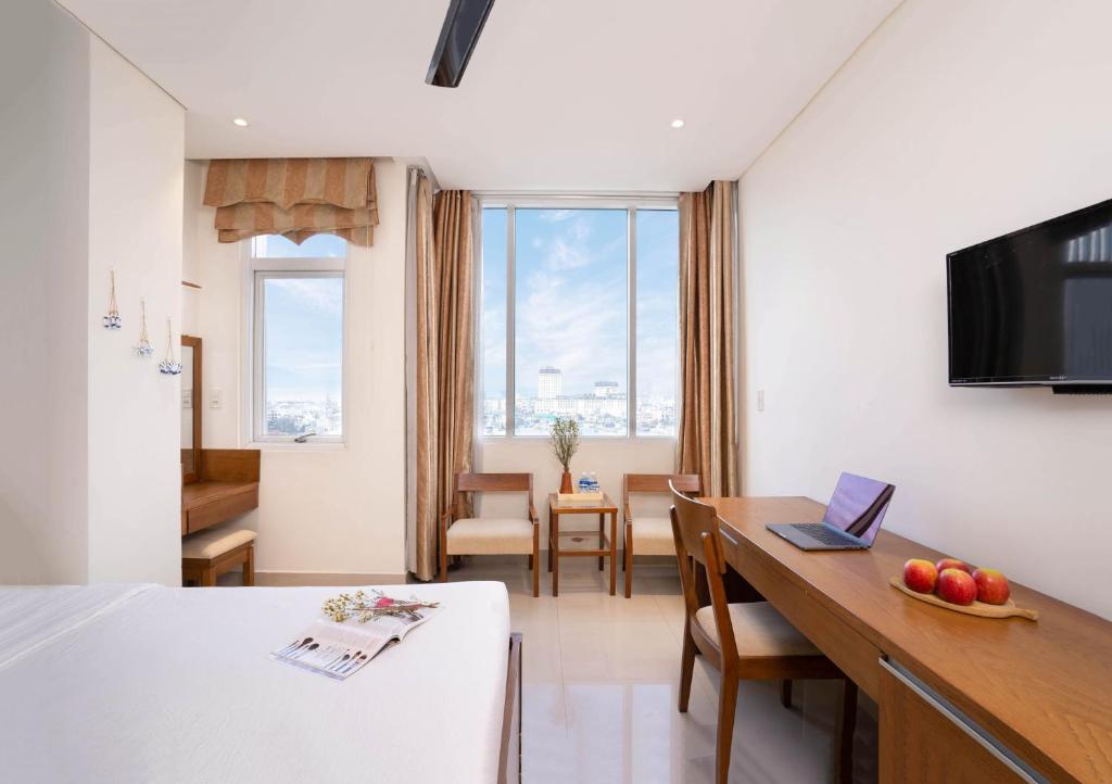 Televiisor ja/või meelelahutuskeskus majutusasutuses Doha Central Bliss Danang Hotel by Haviland