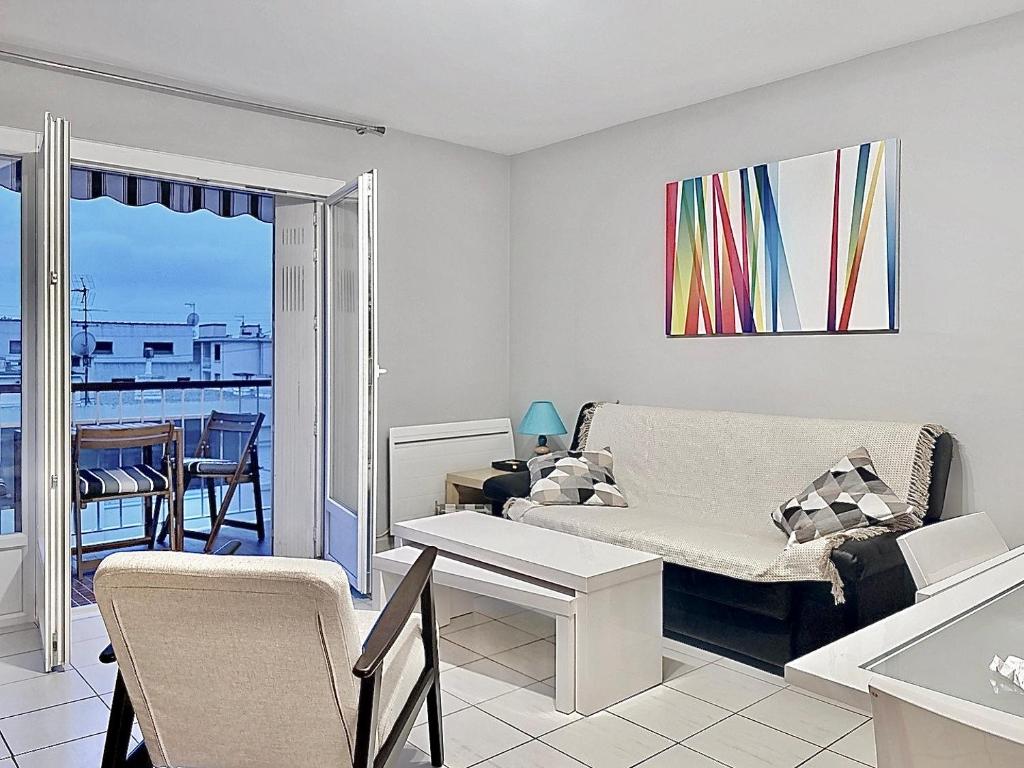 un salon avec un canapé et une table dans l'établissement Lou Paradou Classé 3 etoiles plage à 3mn à pieds parking ByLaConciergerie13, à La Ciotat