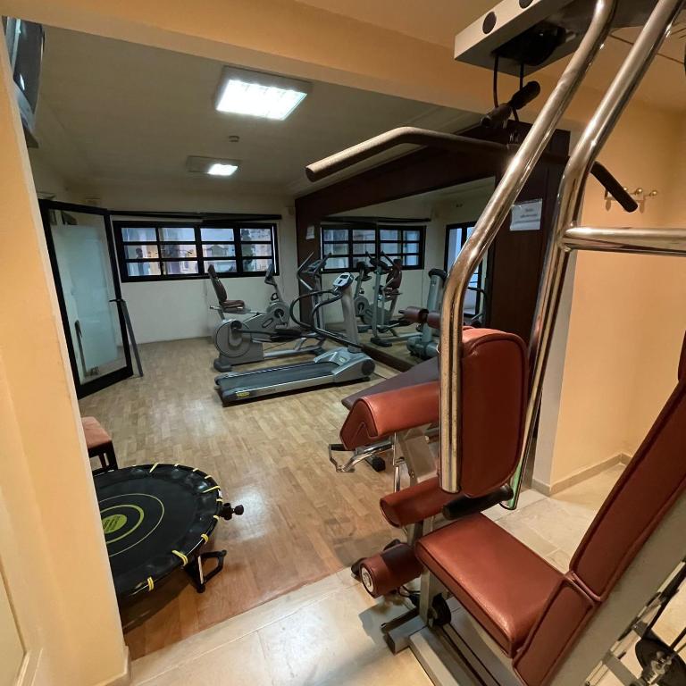 Fitness centrum a/nebo fitness zařízení v ubytování Hôtel LE CONSUL