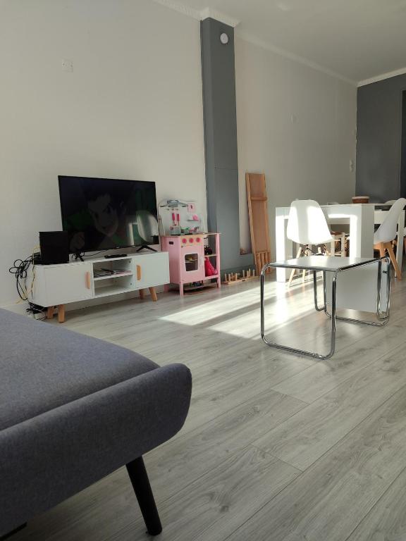 un salon avec un canapé et une télévision dans l'établissement Entire home - Centre Fécamp - 14 Mathilda, à Fécamp