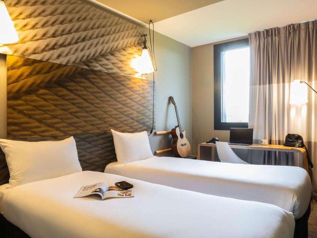 Postel nebo postele na pokoji v ubytování ibis Gonesse Le Bourget