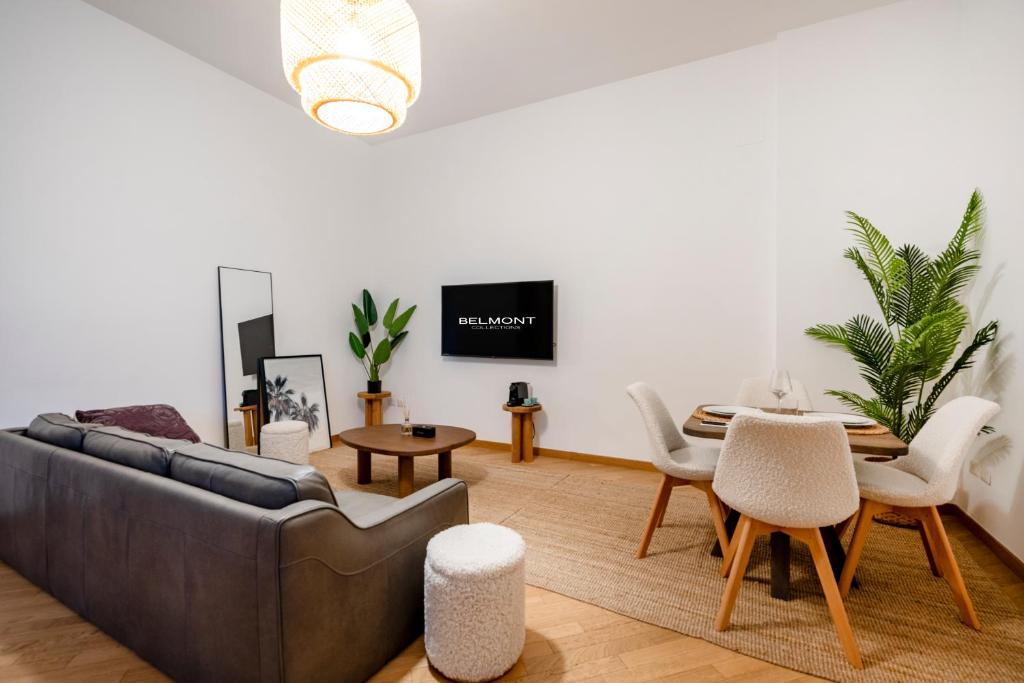 ein Wohnzimmer mit Sofa und Tisch in der Unterkunft High-end Apartment in Bari Center in Bari