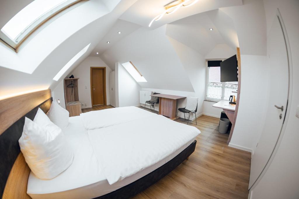 una camera con letto bianco e scrivania di Palais a Erfurt
