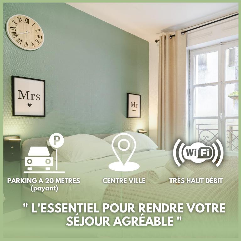 Cette chambre comprend un lit et une horloge murale. dans l'établissement Le Chevremont, Centre Metz Cathédrale I WIFI I Confort & Cosy, à Metz