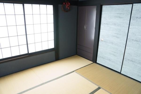 una habitación vacía con 2 ventanas grandes y una habitación con suelo en Onjuku, en Iwada