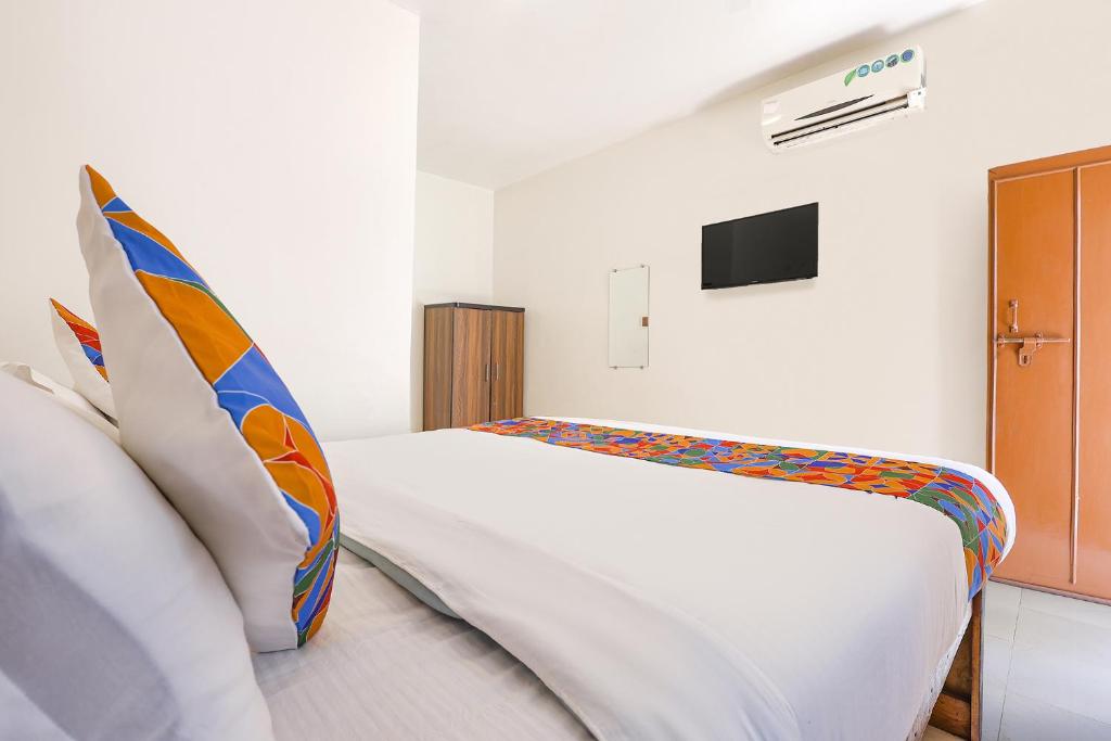 TV a/nebo společenská místnost v ubytování FabExpress Horizon Hideaway - Nr Anjuna Beach