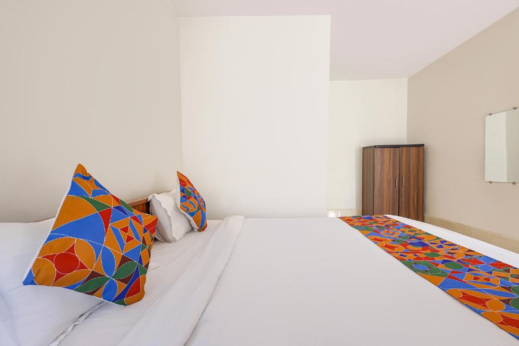 Postel nebo postele na pokoji v ubytování FabExpress Horizon Hideaway - Nr Anjuna Beach