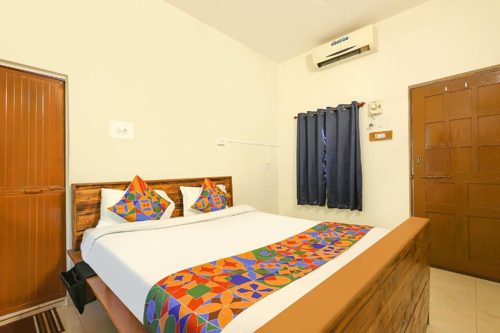 Postel nebo postele na pokoji v ubytování FabExpress Horizon Hideaway - Nr Anjuna Beach