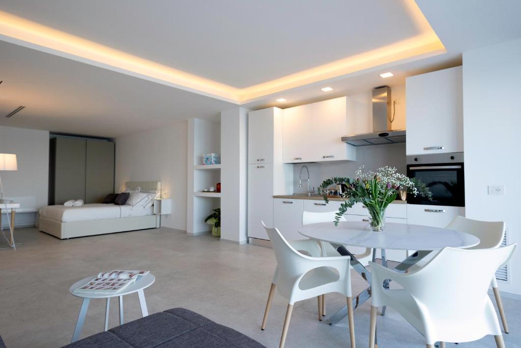 Cucina o angolo cottura di Calammare Apartments - Luxury Apartments with Beach and Gym - Molfetta
