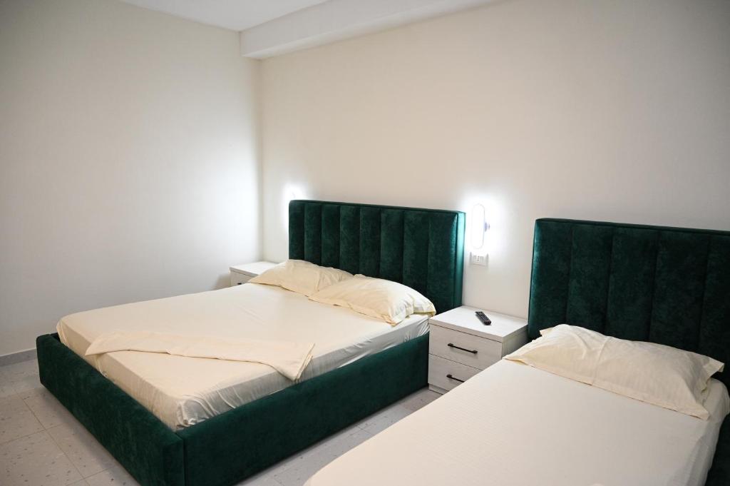 Postel nebo postele na pokoji v ubytování Vila Hoxha
