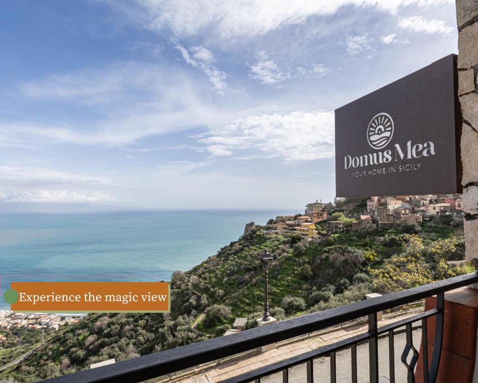 a sign for the mixtape view of the ocean at Domus Mea, Case Vacanza Vista Mare vicino Taormina in Forza dʼAgro