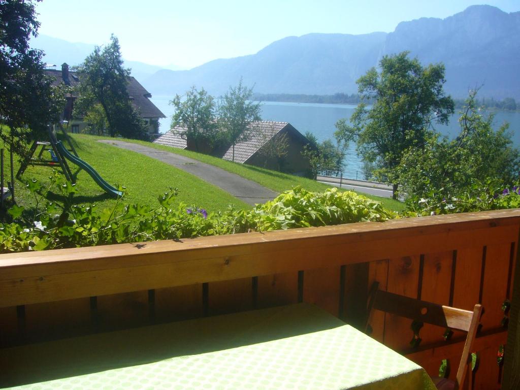 eine Veranda mit einer Bank und Seeblick in der Unterkunft Ferienwohnung Fischenhaus, Familie Wesenauer in Mondsee
