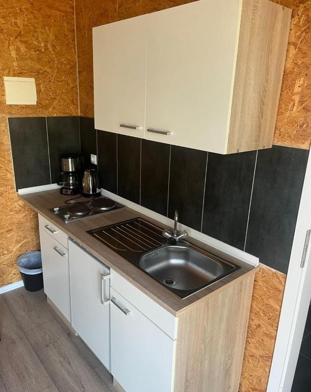 Historisches Hotel Wildeshauser Bahnhof - King Room With Roll-In Shower - Disability Access