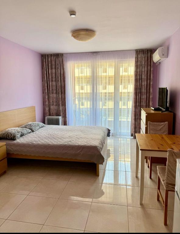 Cozy studio in the center of sunny beach - One-Bedroom Apartment