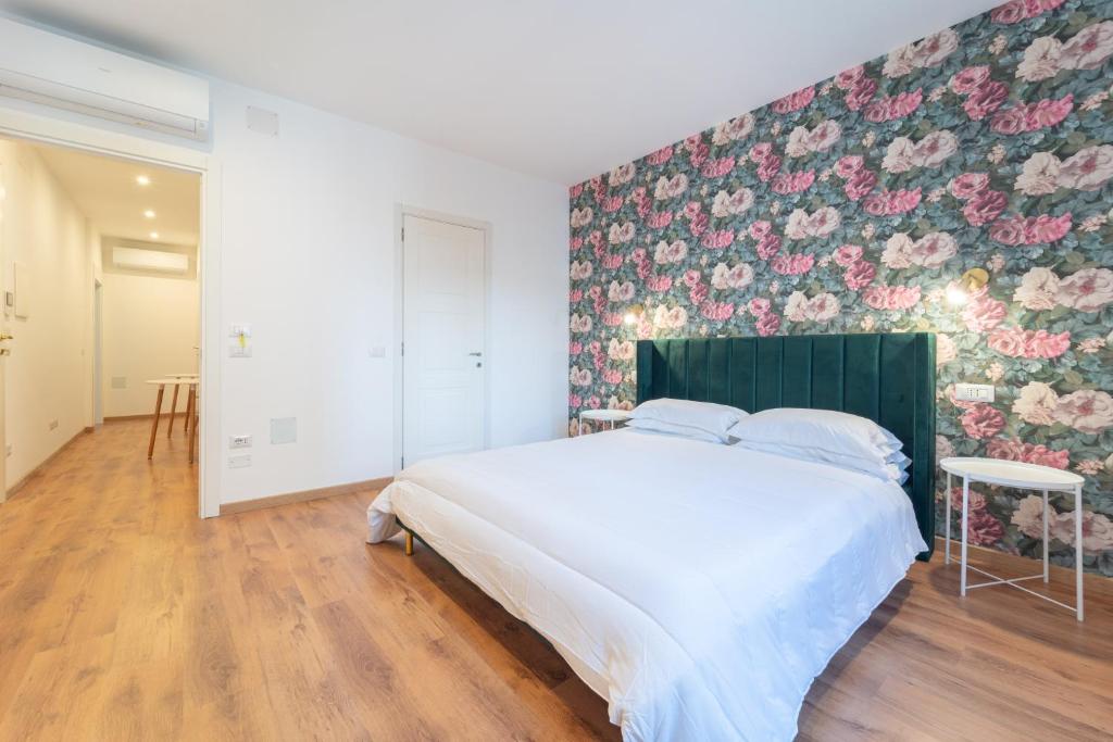 Postel nebo postele na pokoji v ubytování Zuli's Rooms