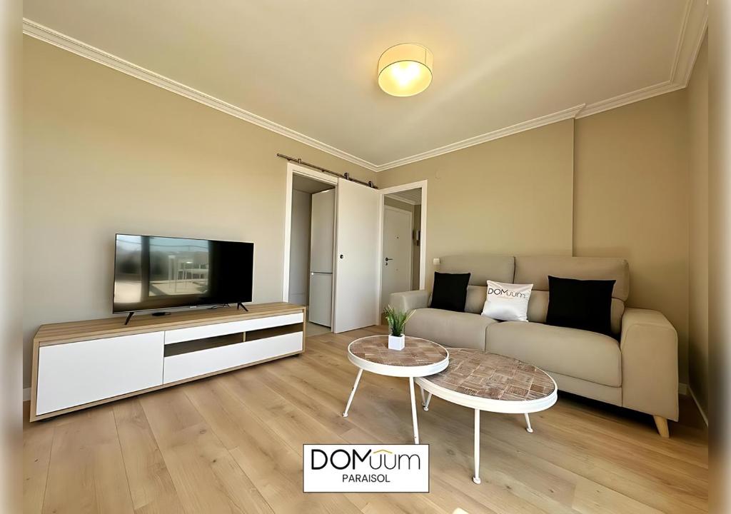 A television and/or entertainment centre at DOMuum Holidays - PARAISOL Family Home