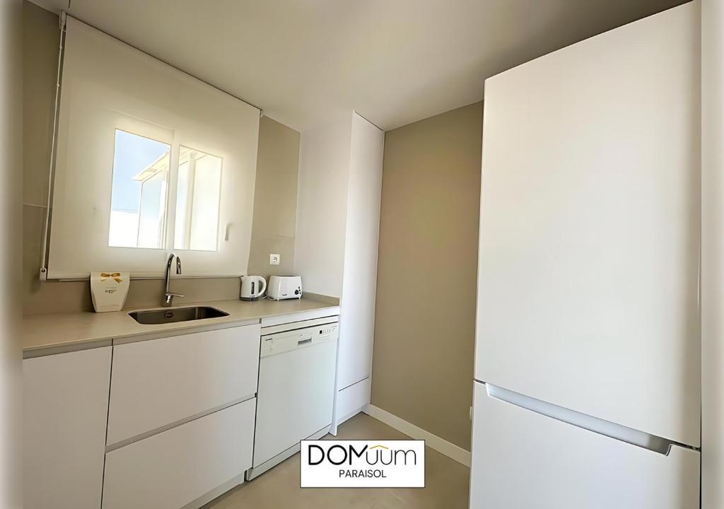 A kitchen or kitchenette at DOMuum Holidays - PARAISOL Family Home