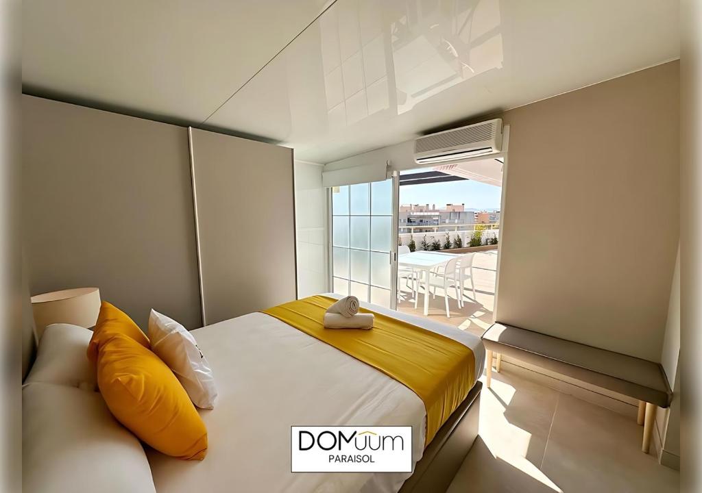 A bed or beds in a room at DOMuum Holidays - PARAISOL Family Home