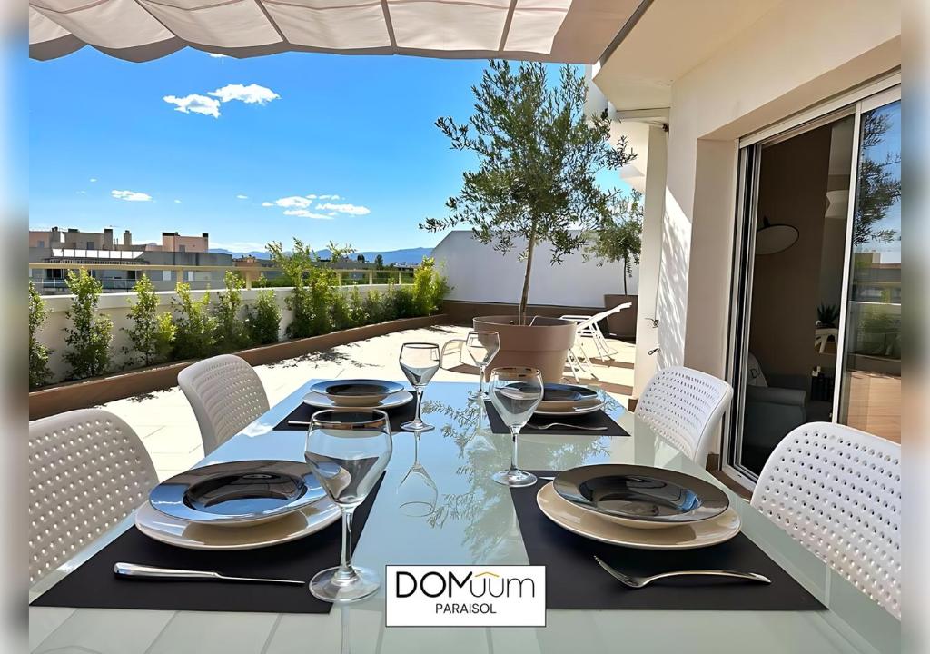 A balcony or terrace at DOMuum Holidays - PARAISOL Family Home