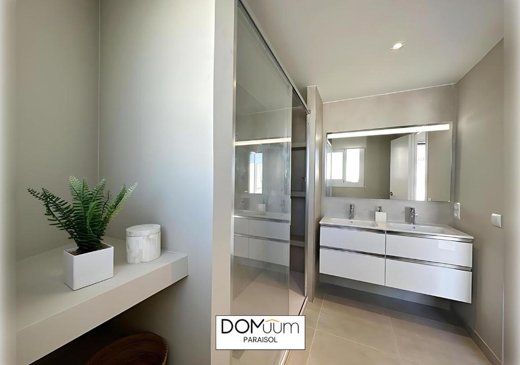 A bed or beds in a room at DOMuum Holidays - PARAISOL Family Home