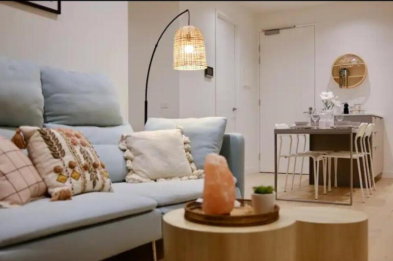 Posezení v ubytování BW109 - Brickworks Stunning 1 bed apartment with FREE Parking