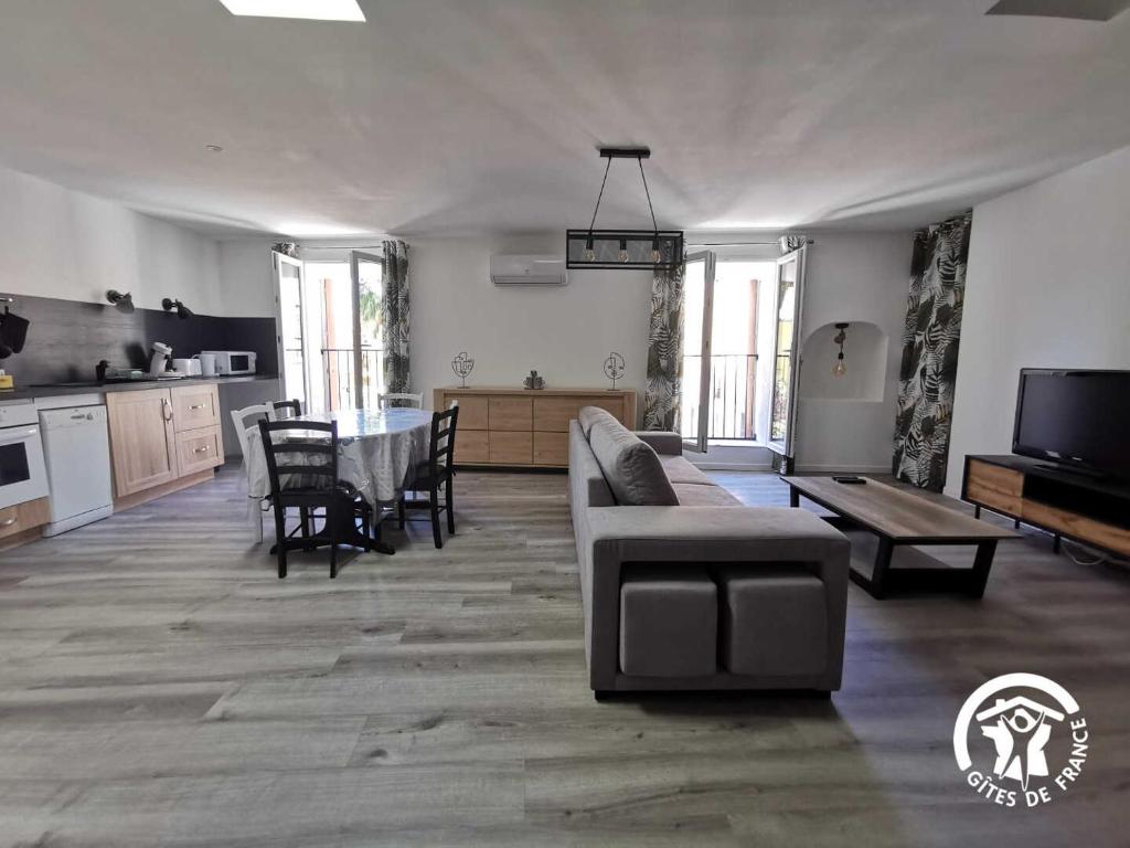 un salon avec un canapé et une table dans l'établissement Chez jordan, à Pomérols