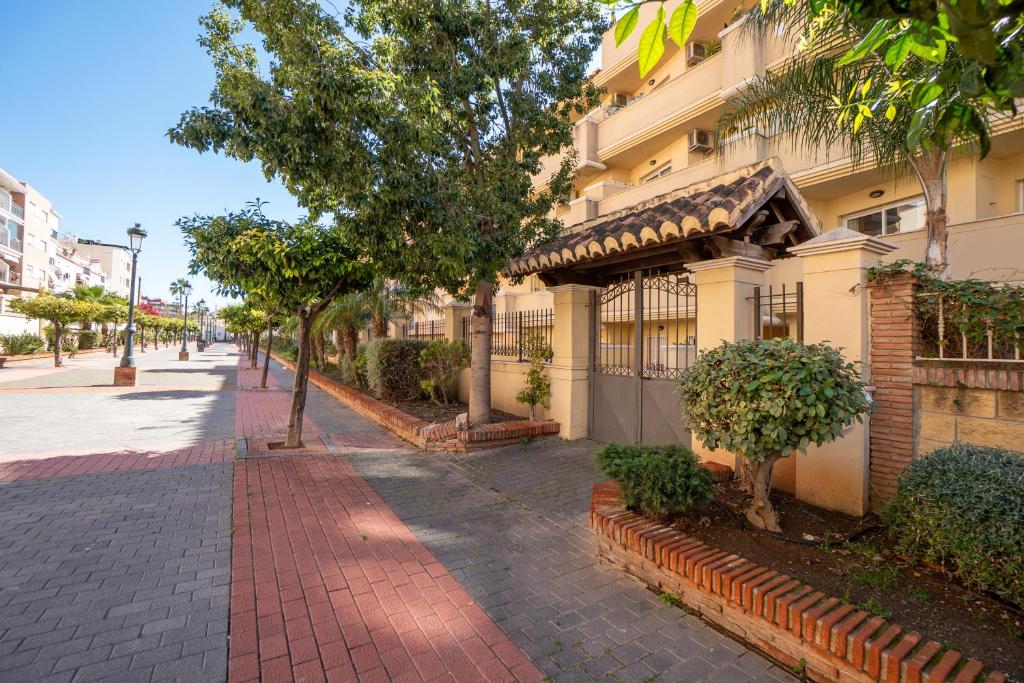 una calle vacía frente a un edificio en NEPTUNO 2C MENYBER, en Nerja