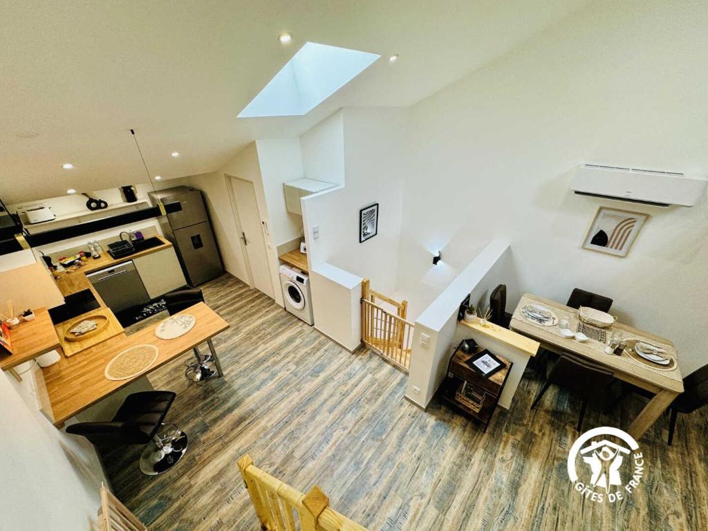 een woonkamer en keuken in een appartement bij La detente in Lézignan-Corbières