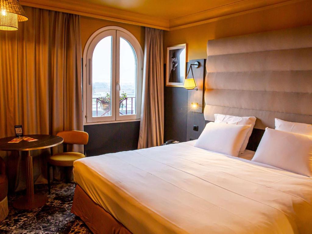 Postel nebo postele na pokoji v ubytování Mercure Honfleur